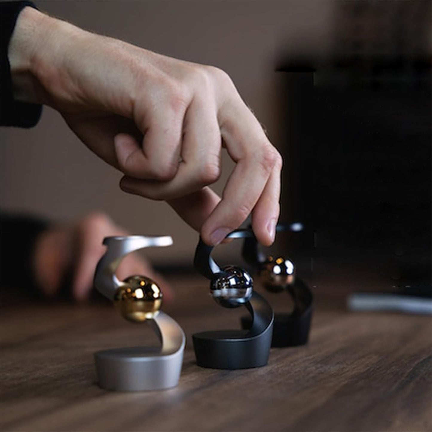 Gravity Defying Kinetic Desk Toy, Desktop Suspended Gyroscope, Executive Desk Toy Levitating Spinning Metal, Rotating Spinner with Floating Ball for Desktop Decor (Silver)