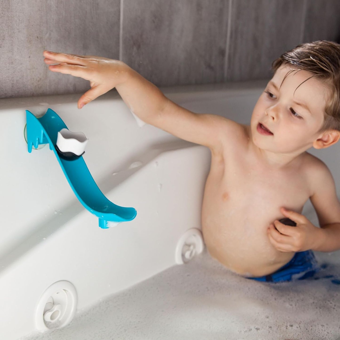 Fat Brain Toys Waddle Bobbers, Kids Bath Toys, Bath Time Fun Playset with Floating Penguins