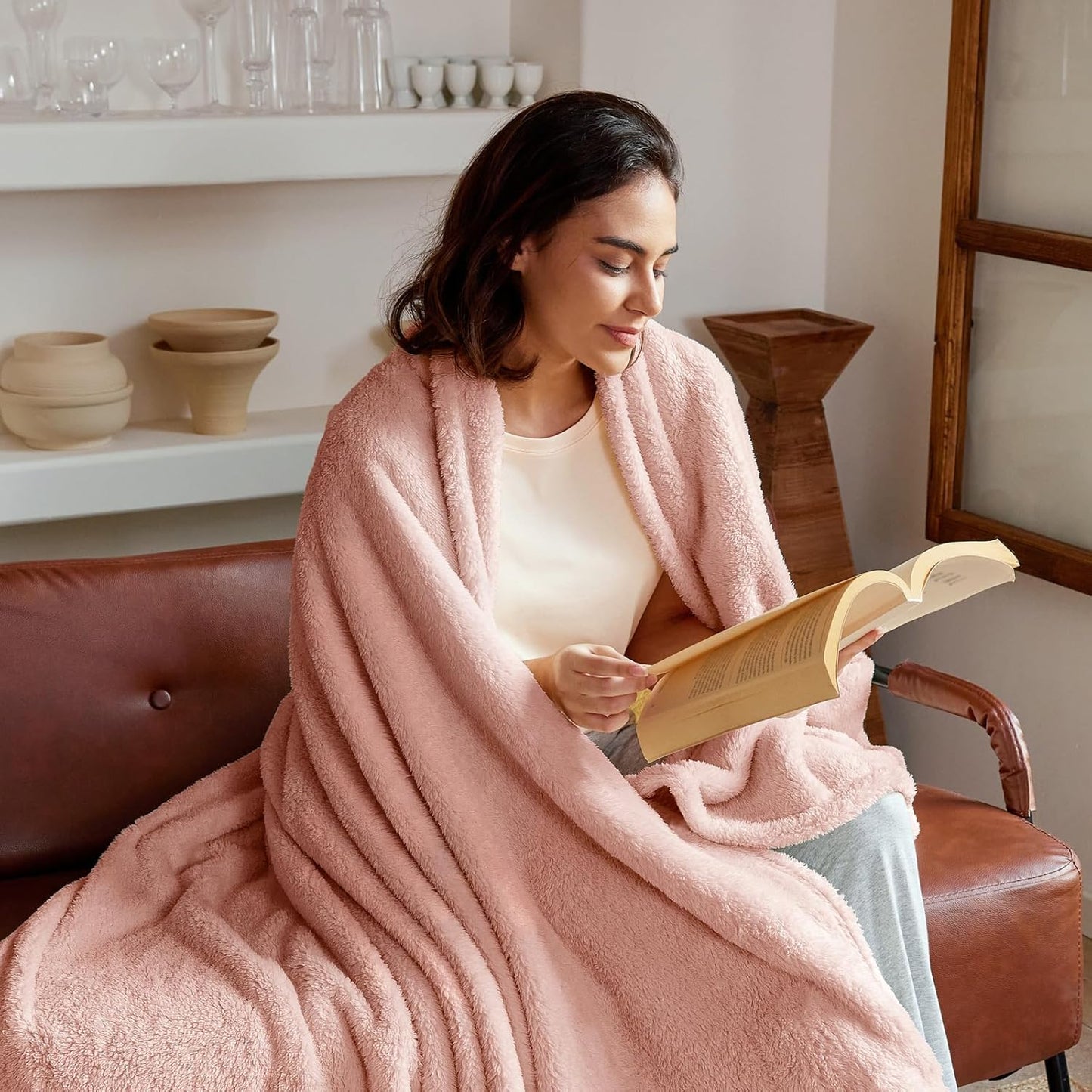 Exclusivo Mezcla King Size Flannel Fleece Blanket, Super Soft Velvet Plush Bed Blanket, Fuzzy Cozy and Warm for All Seasons, 90x104 Inches, Pink