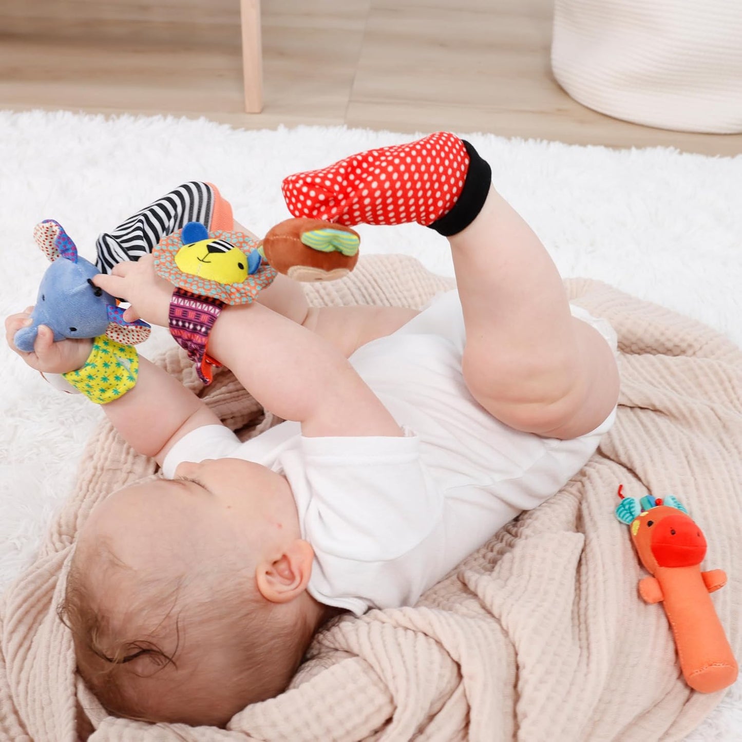 The Peanutshell Sock Rattles Set of 5 - Girl Boy Rattle Socks, Baby Toys 0-6-12 Month, Animal Newborn High Contrast Baby, Infant, Newborn Toys 0-3 0-6 Months Old Babies - Safari