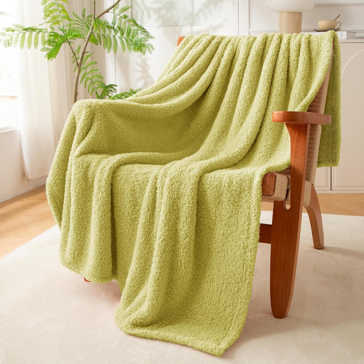 Exclusivo Mezcla Fleece Throw Blanket for Couch Sofa, Soft Warm and Fluffy Blankets for Women Men Girls Kids, Suitable for All Seasons, Light Green, 50x60 Inches