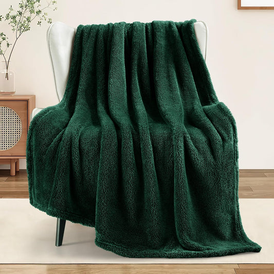 Exclusivo Mezcla Soft Fleece Throw Blanket for Couch, Super Soft Velvet Plush Bed Blanket, Fuzzy Cozy and Warm for All Seasons, 50x60 Inches, Forest Green
