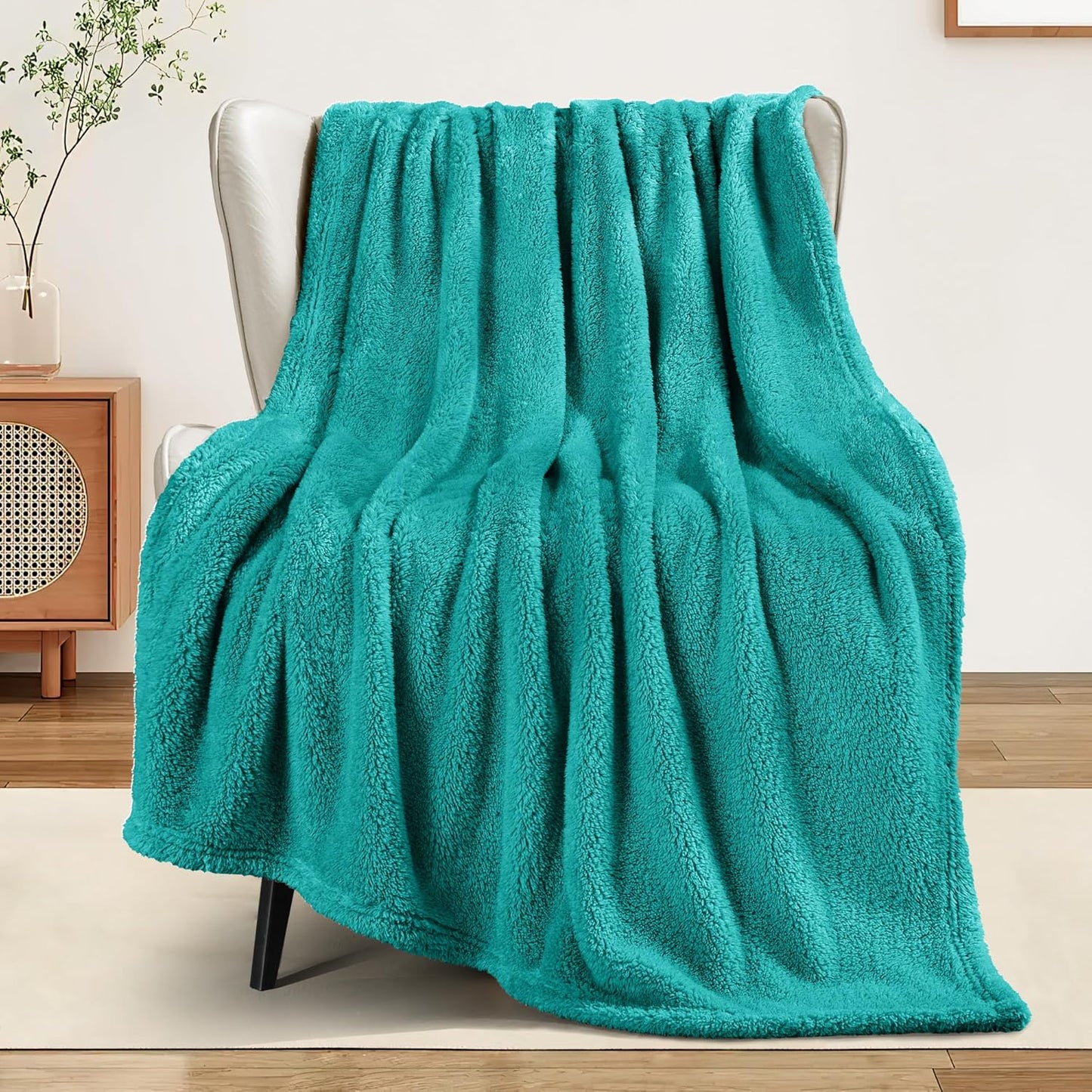 Exclusivo Mezcla Soft Fleece Throw Blanket for Couch, Super Soft Velvet Plush Bed Blanket, Fuzzy Cozy and Warm for All Seasons, 50x60 Inches, Teal